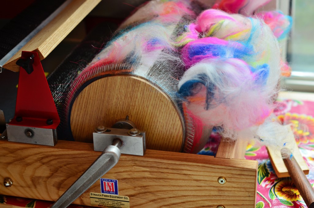 pulling art batt from mad battr drum carder, Strauch Fiber