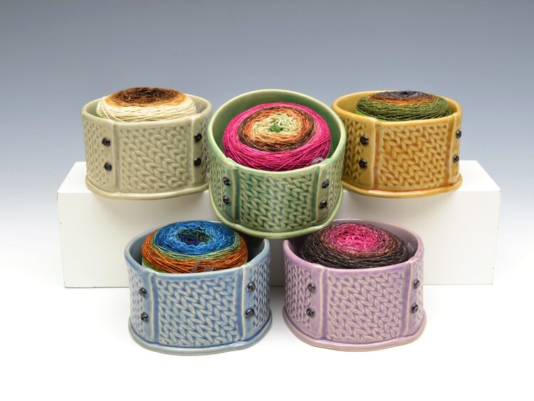 Round yarn bowl with knitted motif